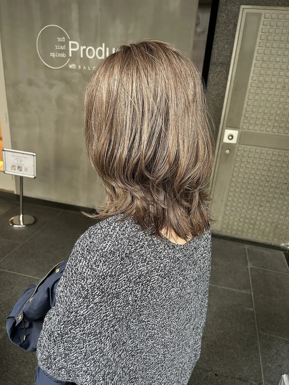 ブリーチなし白髪ぼかし×レイヤーカット